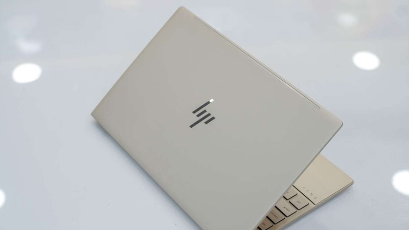 Vỏ kim loại nguy&ecirc;n khối, nhẹ nh&agrave;ng, thanh lịch